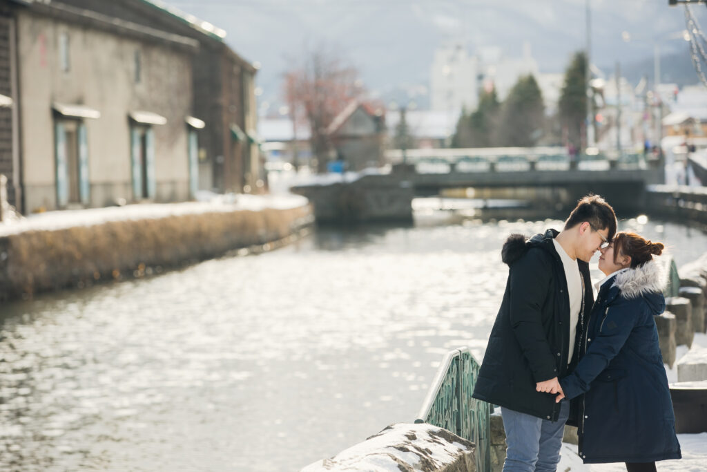 小樽運河沿いに立つカップル