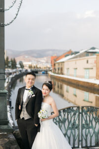小樽運河の橋に立つ新郎新婦